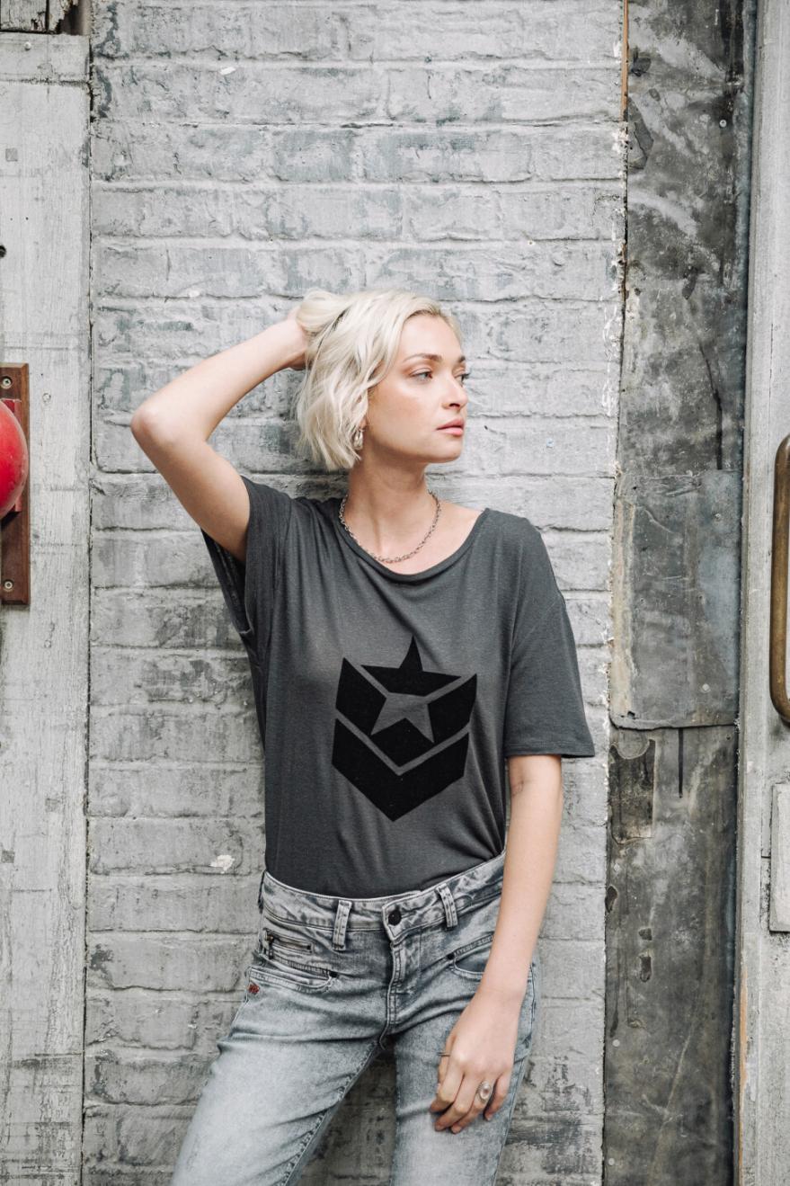  تيشيرتات فيم سوريا فلوك أيكون فينتيج بلاك | فريمان تي بورتر